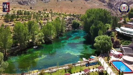 Polisler, Sivas'ın simge mekanlarında 'Mağusa Limanı' türküsünü seslendirdi