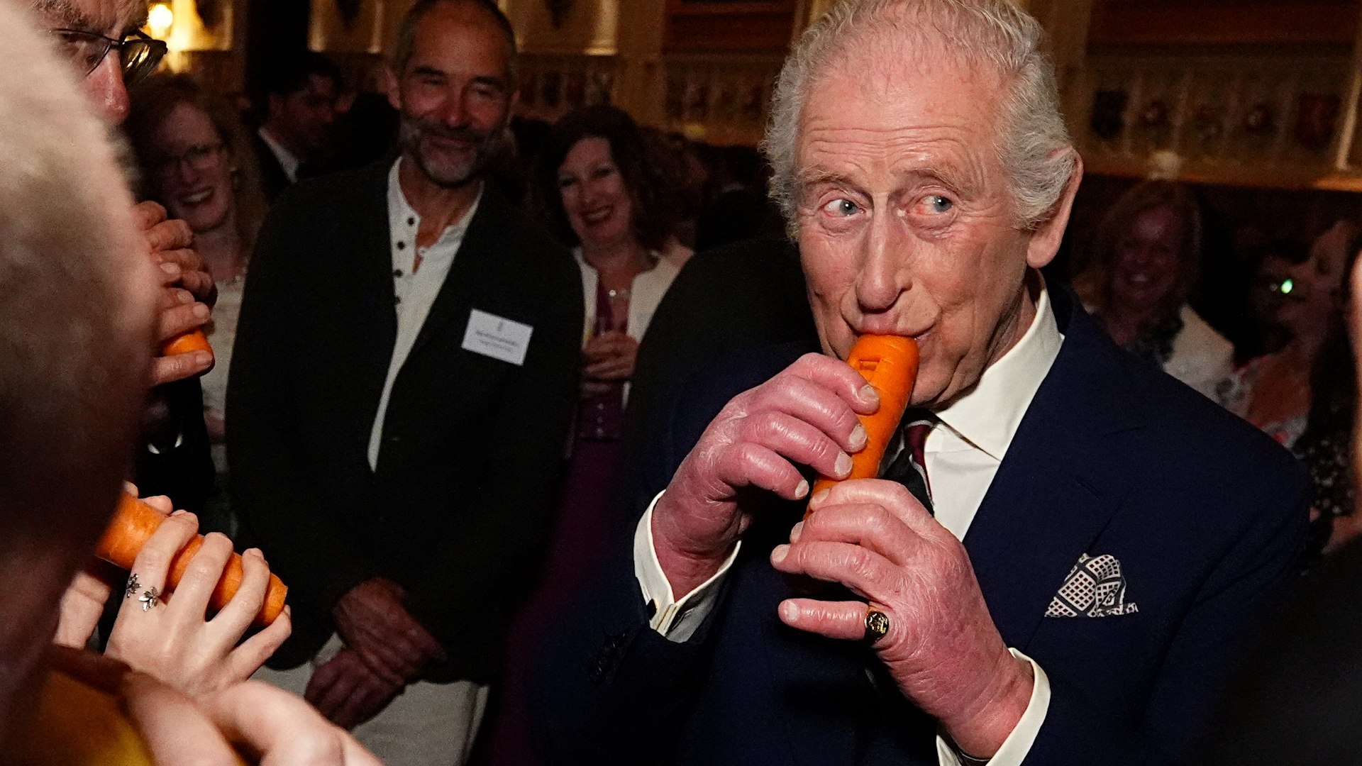 El rey Carlos III de Inglaterra se atreve a tocar una flauta-zanahoria ante 350 invitados