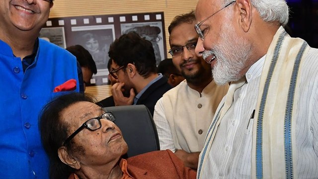 PM Modi ने शेयर की मनोज कुमार के साथ 1984 की खास तस्वीर