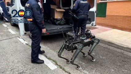 El 'perro robot' de la Policía para inspeccionar el garaje incendiado en Alcorcón
