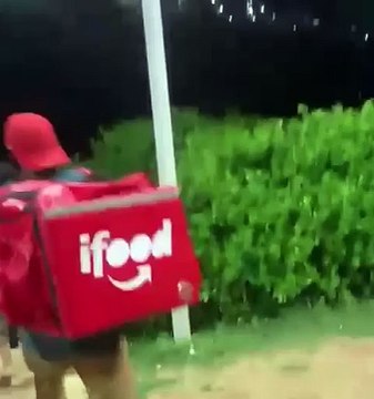 Suspeitos assaltam populares na Barra e acabam agredidos por motoboys; assista