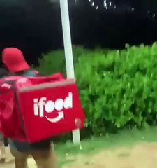 Suspeitos assaltam populares na Barra e acabam agredidos por motoboys; assista