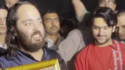 अनंत अंबानी की पदयात्रा में शामिल हुए धीरेन्द्र शास्त्री