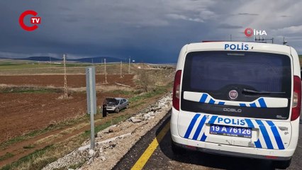 Otomobil şarampole yuvarlandı, burunları bile kanamadan kurtuldular!