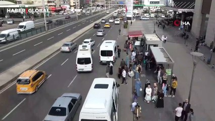 Diyarbakır'da kapısı açık otomobille tehlikeli nakliye