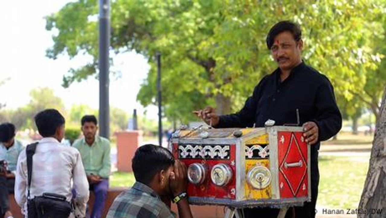 India's bioscope: A disappearing street entertainment