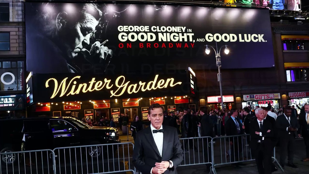 Tutti alla corte di George Clooney a Broadway. Tranne la moglie Amal