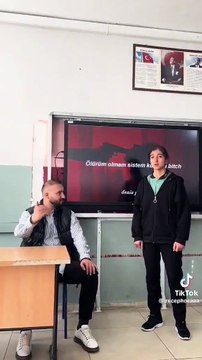 Bu nasıl öğretmen! Sınıfta öğrencilere müstehcen şarkı söyletip sosyal medyada paylaştı