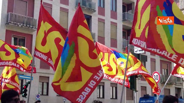 Il presidio studentesco davanti alla Prefettura di Milano contro il riarmo