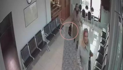 Halk otobüsünde unutulan altın dolu çantayı sahibine teslim etti