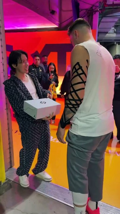 J-Hope, do BTS, ganha tênis de astro da NBA antes do lançamento oficial