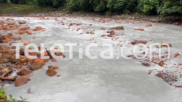 ext-ceniza-de-volcan-poas-en-rio-toro-san-carlos-040425