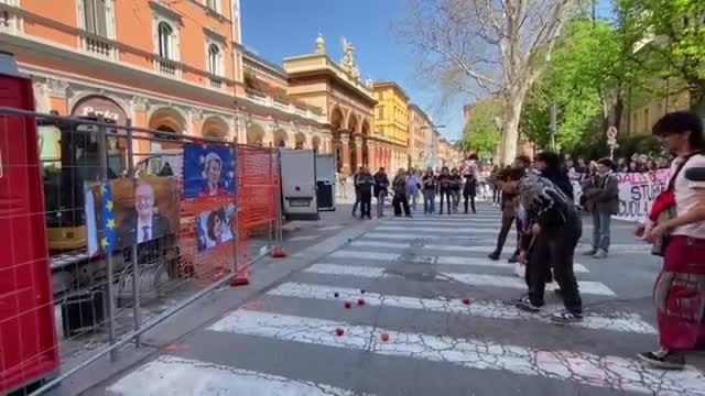 Il video del corteo degli studenti a Bologna: lancio di pomodori alle foto di von der Leyen, Valditara e Bernini