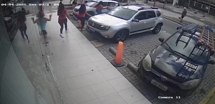 Vídeo mostra momento em que ladrão rouba carro com criança dentro e foge em São José