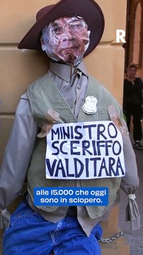 Sciopero studenti a Bologna, ragazzo si incatena davanti a Prefettura