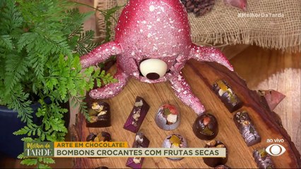SEM DÓ! Catia Fonseca DEVORA o OVO DE CHOCOLATE mais fofo da Páscoa | Melhor da Tarde