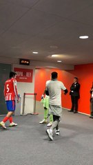 El bonito gesto de Raphinha con Rodri de Paul tras la victoria del Barça sobre el Atlético
