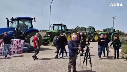 Dazi, la protesta dei pastori sardi: in corteo coi trattori lamentano anche ritardi nei pagamenti