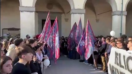 Muore nell'incidente con il trattore, i funerali del diciassettenne Felice Laveglia