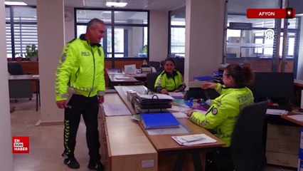 Afyon'da trafik polisi baba kız omuz omuza çalışıyor