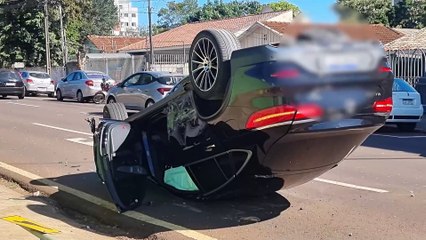 Mercedes capota após colisão com HB20 no Centro de Cascavel