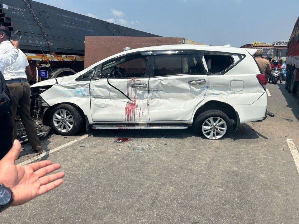 पुलिस कमिश्नर की कार को लोहा लदी लॉरी ने मारी टक्कर, एक अन्य वाहन को भी लिया चपेट में, तीनों गाड़ियां क्षतिग्रस्त