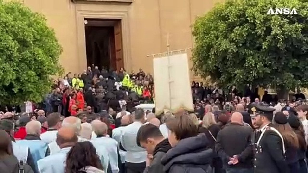 In centinaia a Misilmeri per i funerali di Sara Campanella
