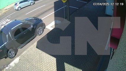 Câmera flagra Mercedes capotando após colisão com HB20