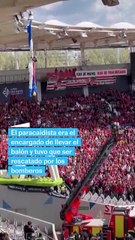 VIDEO: ¡Calculó mal! Paracaidista queda atrapado en estadio de rugby
