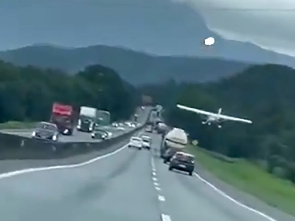 Motorschaden! Flugzeug muss auf Autobahn notlanden