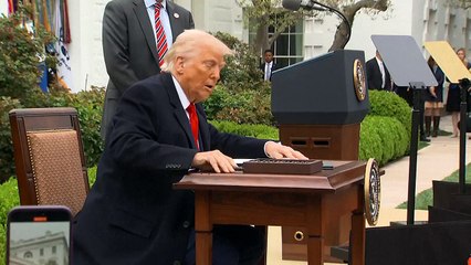 Trump dice que China "entró en pánico" con represalias a guerra comercial