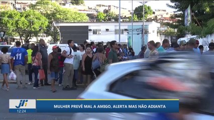 Mulher prevê mal a amigo, alerta mas não adianta