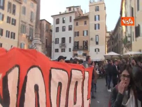 Manifestazione contro il Ddl Sicurezza a Roma, scontri con la polizia in piazza del Pantheon