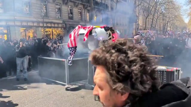 Estudiantes protestan en París contra recortes universitarios y políticas de Trump