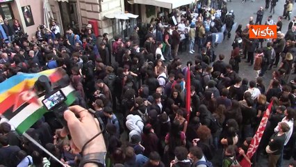 "Tout le monde déteste la police", i cori contro gli agenti al corteo anti Dl sicurezza a Roma
