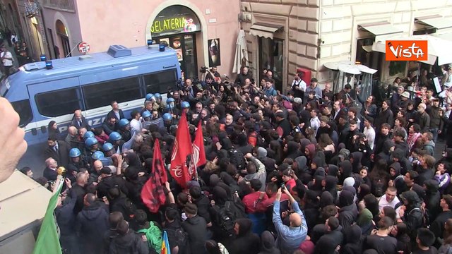 Bonelli tenta di placare gli scontri tra manifestanti e polizia al corteo contro Dl Sicurezza a Roma