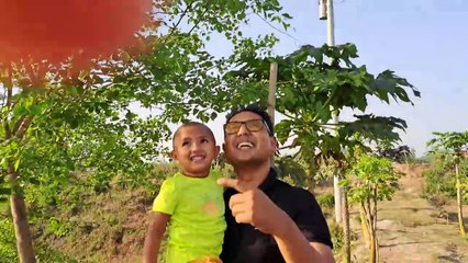 পানি বাতাস প্রকৃতির মাঝে বাবা মেয়ে