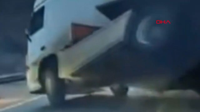 TIR'ın üzerine devrildiği otomobildeki baba yaralandı, oğlu öldü