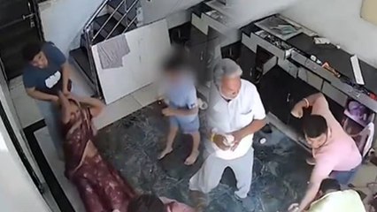 Gwalior Husband Wife Fight: बहू ने सास को जमकर पीटा, पति हुआ बेबस, CCTV Video देख Public Angry