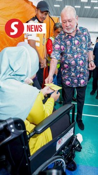 Putra Heights inferno: King presents aid to disaster victims