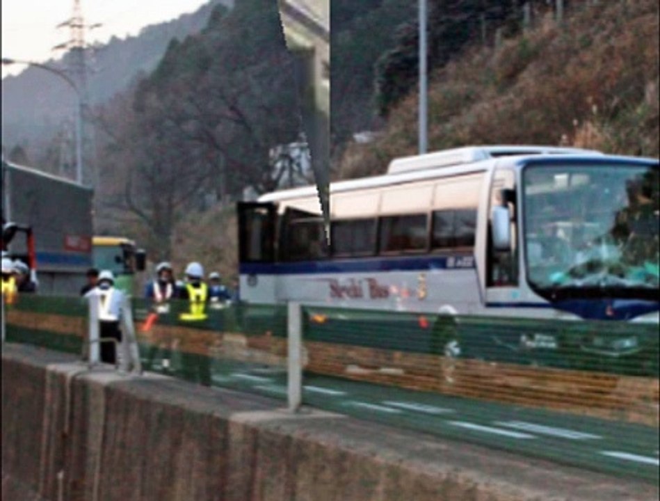 八王子 中央道 バスどうしの追突事故 乗客ら４７人けが