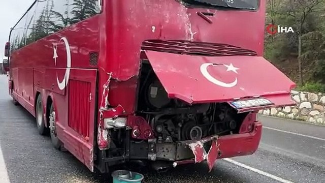 İki işçi servis aracı çarpıştı: 1’i sürücü 20 kişi yaralandı