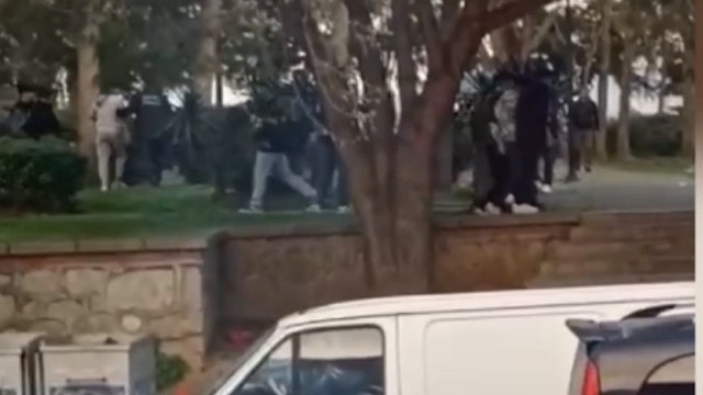 Sarıyer’de parkta 2 grup arasında tekme tokat kavga kamerada