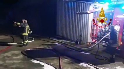 Maxi incendio in un cantiere nautico a Rudalza: in fiamme yacht, camion e gru
