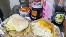 Marta me preparó una comida muy deliciosa mi cena huevos estrellados sopes de frijoles y salsa