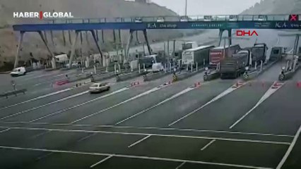  Pendik'te otomobilin TIR'ın altına girdiği feci kazanın görüntüleri ortaya çıktı