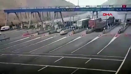 Gişelerde feci kaza! Otomobil tırın altına girdi: 4 ölü