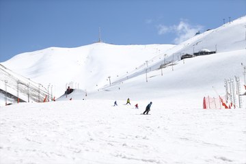 Türkiye’de tek: Palandöken’in bir yanı kar bir yanı bahar!
