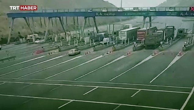 Kuzey Marmara Otoyolu'nda gişelerde feci kaza: 4 ölü