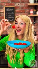 Astuces sympas pour manger des fraises 🍓 #fruit #astucesdevie #utile #courts